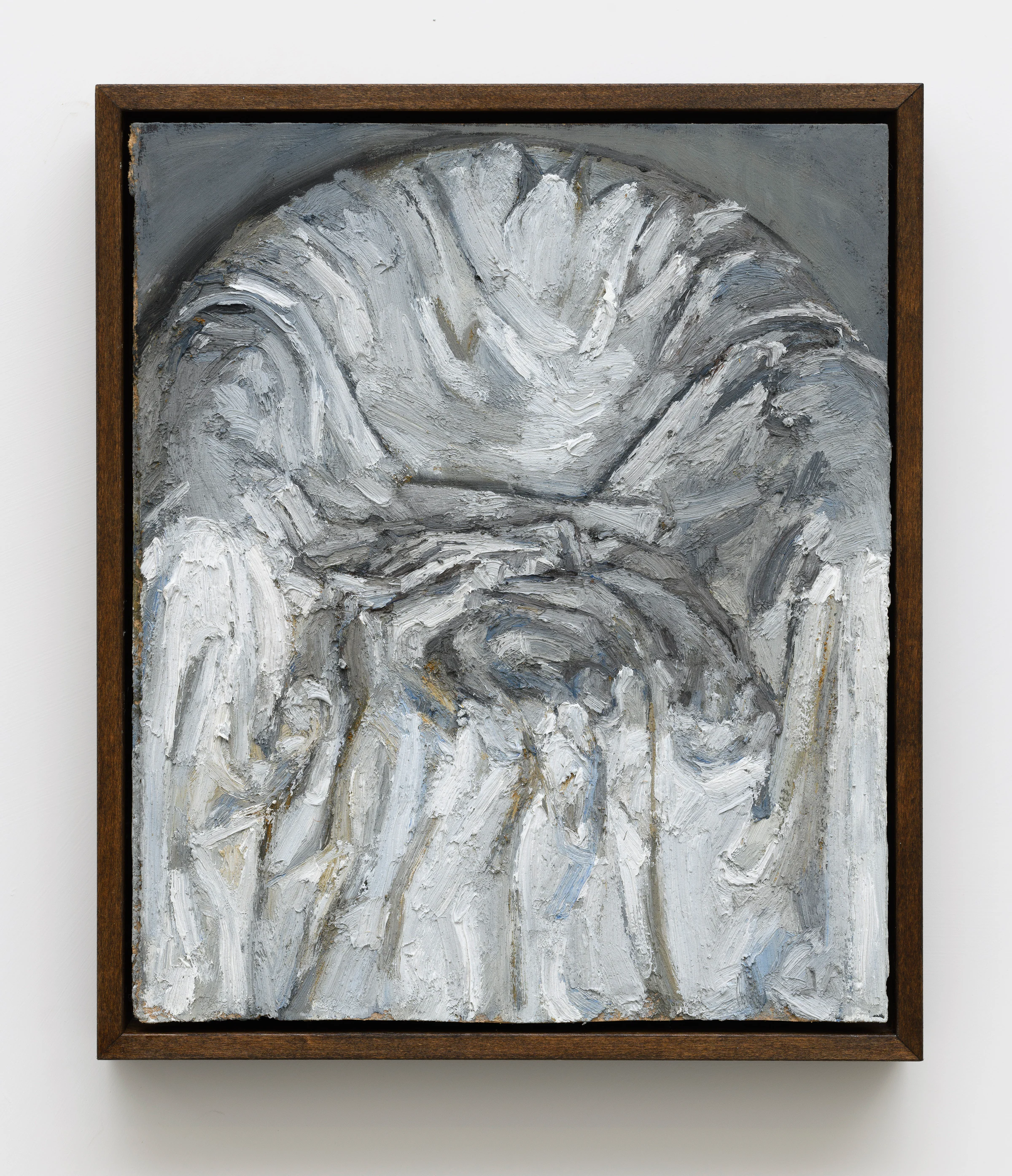 Justin Bradshaw, Poltrona curva con drappeggio bianco, 2025, Oil on wood, 11 3/4 x 9 7/8 in, 30 x 25 cm